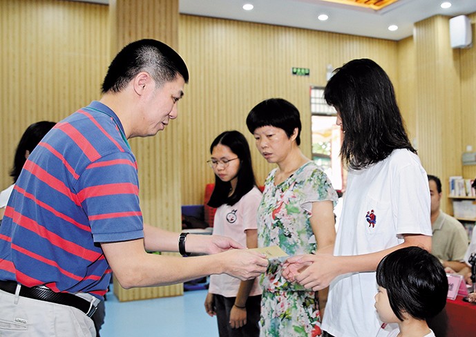 8月26日下午，我集團(tuán)在橋頭鎮(zhèn)第三小學(xué)舉行了2019年助學(xué)金發(fā)放儀式，21名橋頭籍貧困家庭大學(xué)生獲得資助。