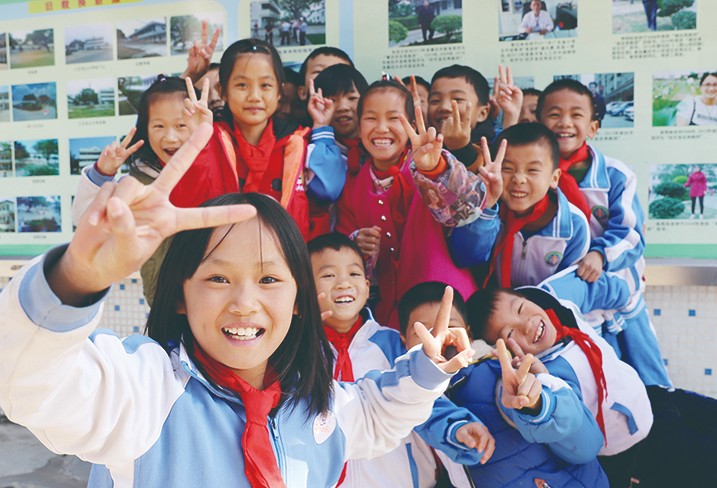 12月5日至16日、12日至13日，集團(tuán)分別委派總裁辦公室主任蔣永林及集團(tuán)品牌管理部總經(jīng)理李啟清，會(huì)同廣東省教育基金會(huì)許懷升秘書長、副秘書長雷國增等相關(guān)領(lǐng)導(dǎo)，一起前往我集團(tuán)捐建的學(xué)校，為優(yōu)秀師生和家庭