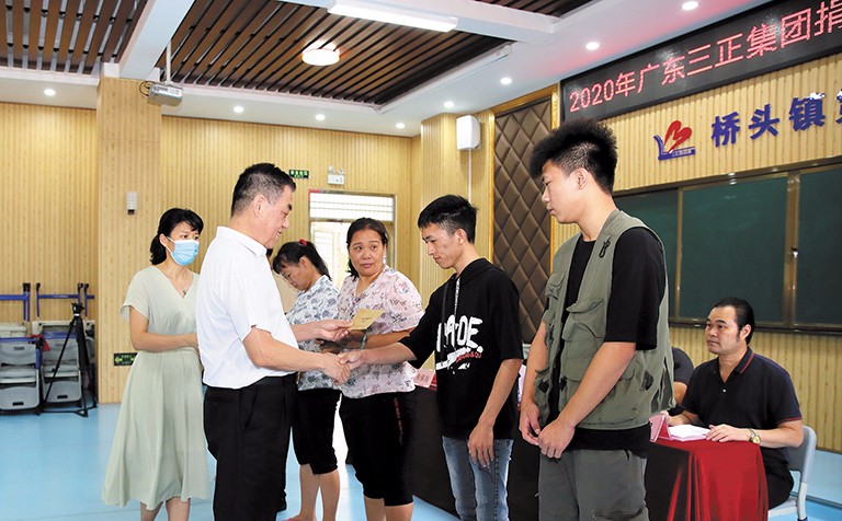 9月15日上午，我集團(tuán)在橋頭鎮(zhèn)第三小學(xué)舉行了2020年助學(xué)金發(fā)放儀式，助理總裁朱保當(dāng)代表我集團(tuán)向23名橋頭籍困難家庭大學(xué)生發(fā)放了17.8萬元助學(xué)金。這是我集團(tuán)連續(xù)第12年資助橋頭籍困難家庭大學(xué)生完成大