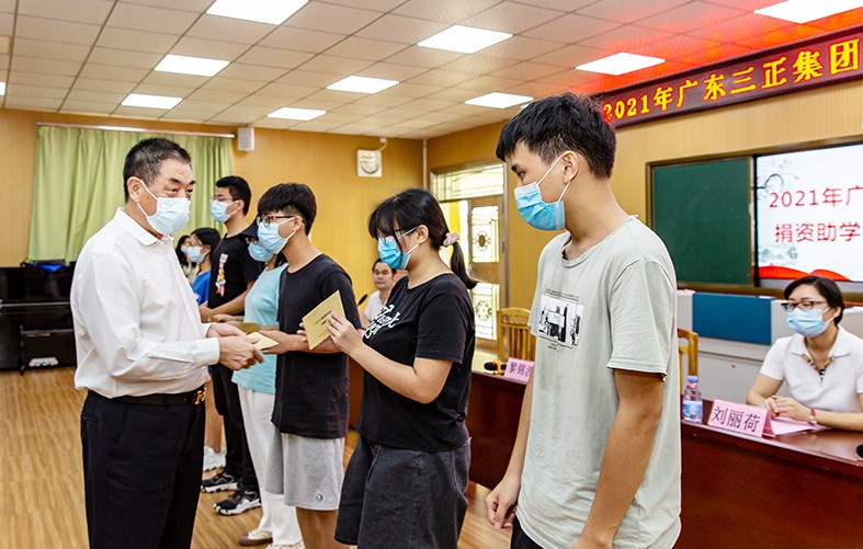 8月27日上午，我集團(tuán)在橋頭鎮(zhèn)第二小學(xué)舉行了2021年助學(xué)金發(fā)放儀式，向23名橋頭籍困難家庭大學(xué)生發(fā)放助學(xué)金17.56萬元。這是我集團(tuán)連續(xù)第13年資助橋頭籍困難家庭大學(xué)生完成大學(xué)學(xué)業(yè)。橋頭鎮(zhèn)三級(jí)調(diào)研員