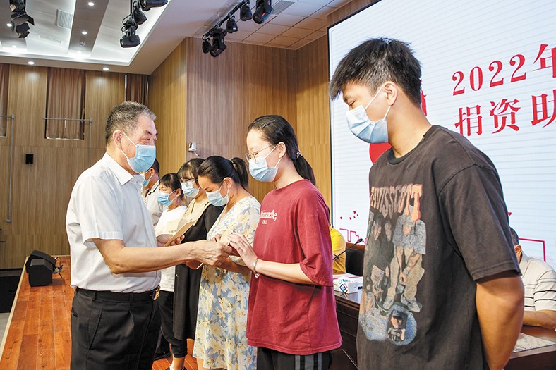 8月29日，我集團(tuán)在橋頭鎮(zhèn)中心小學(xué)舉行了2022年捐資助學(xué)金發(fā)放儀式，向22名橋頭籍困難家庭在讀大學(xué)生發(fā)放助學(xué)金16.88萬元。