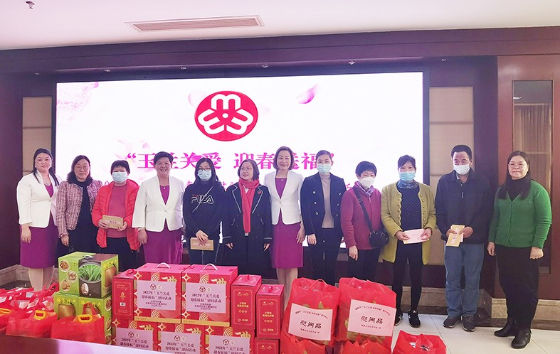 1月19日，東莞市婦聯(lián)及福利會(huì)組織開展了“玉蘭關(guān)愛、迎春送?！?022年春節(jié)慰問困難婦女兒童家庭”活動(dòng)，集團(tuán)培訓(xùn)中心主任劉淑芬代表我集團(tuán)參加了本次活動(dòng)，前往東莞市塘廈鎮(zhèn)、黃江鎮(zhèn)、樟木頭鎮(zhèn)，為17戶家