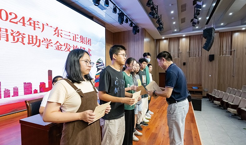 8月27日上午，我集團(tuán)2024年捐資助學(xué)金發(fā)放儀式在橋頭鎮(zhèn)中心小學(xué)舉行，董事長助理莫永康代表我集團(tuán)向21名受助學(xué)生發(fā)放了助學(xué)金。