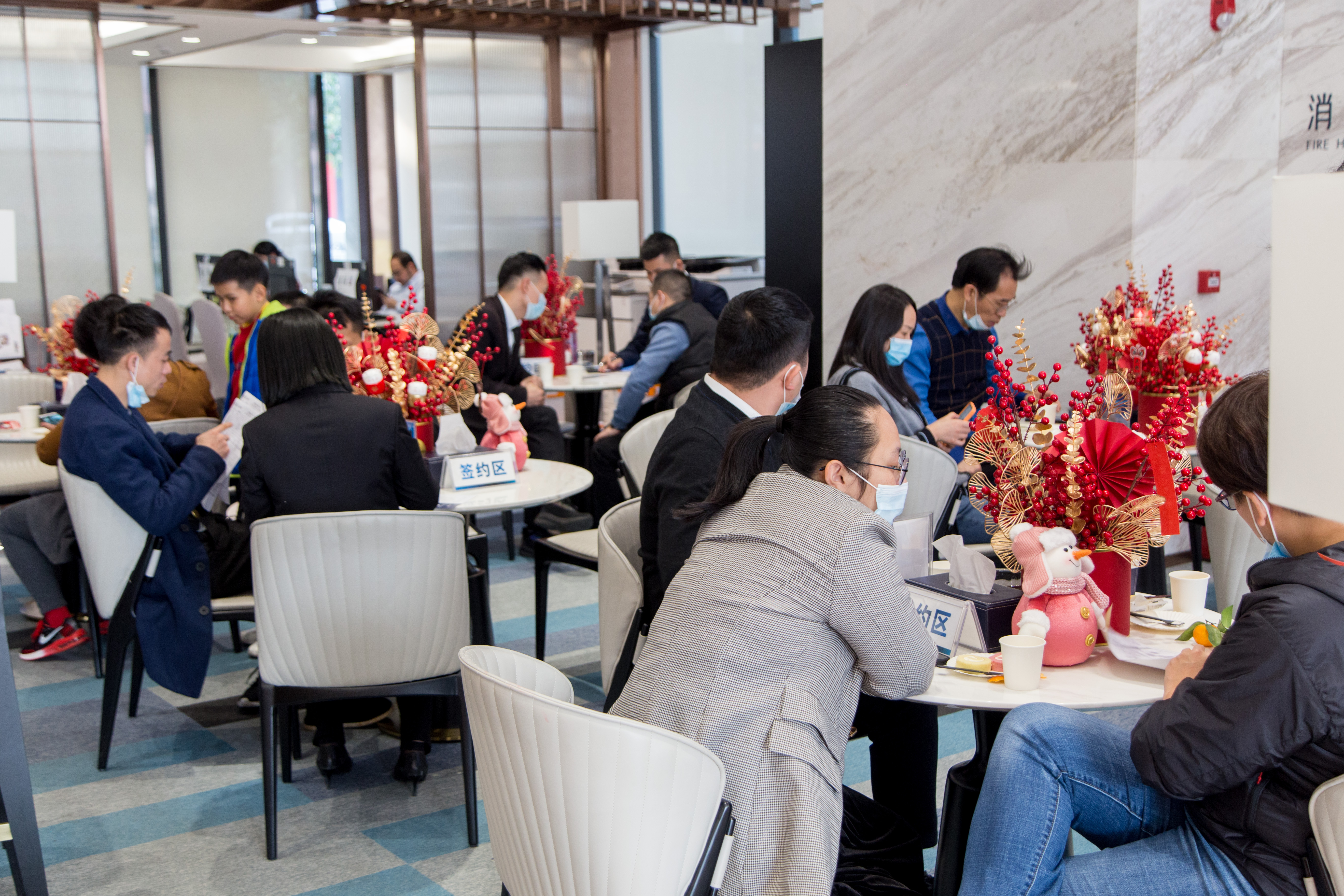 現(xiàn)場簽約客戶絡繹不絕.jpg 現(xiàn)場簽約客戶絡繹不絕.jpg